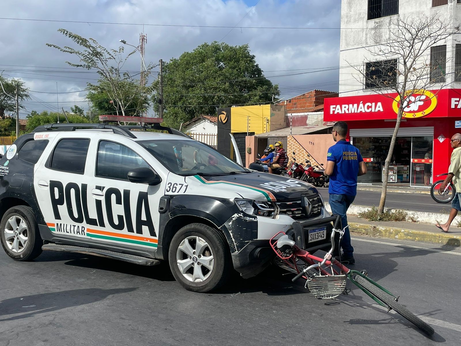 Viatura da polícia atropela pai e filha de três anos no Ceará