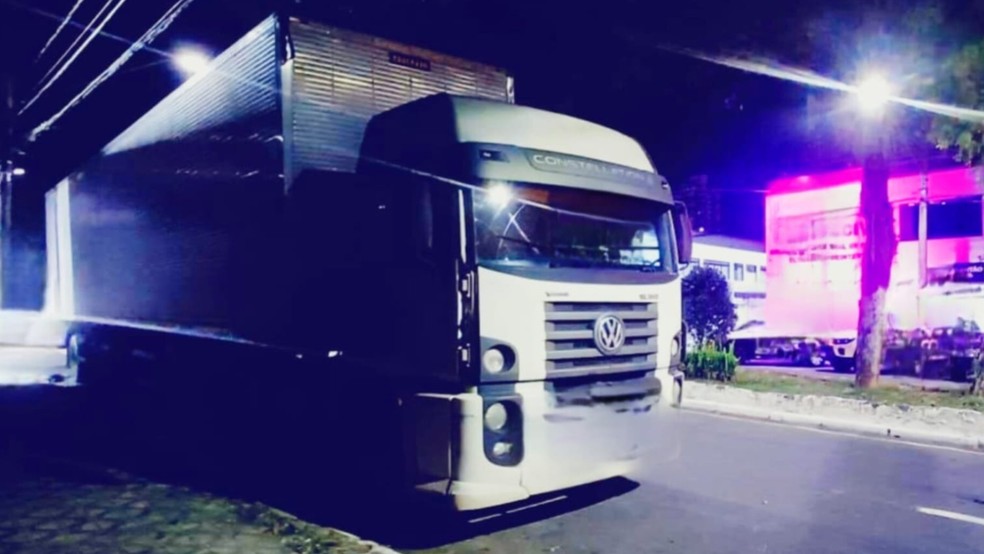 Após buscas, caminhão que arrastou carro de idosa na Dutra é localizado pela polícia em Taubaté — Foto: Divulgação/PRF