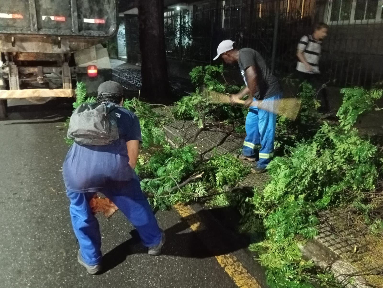 VÍDEO: Chuva causa alagamentos e derruba árvores em Volta Redonda