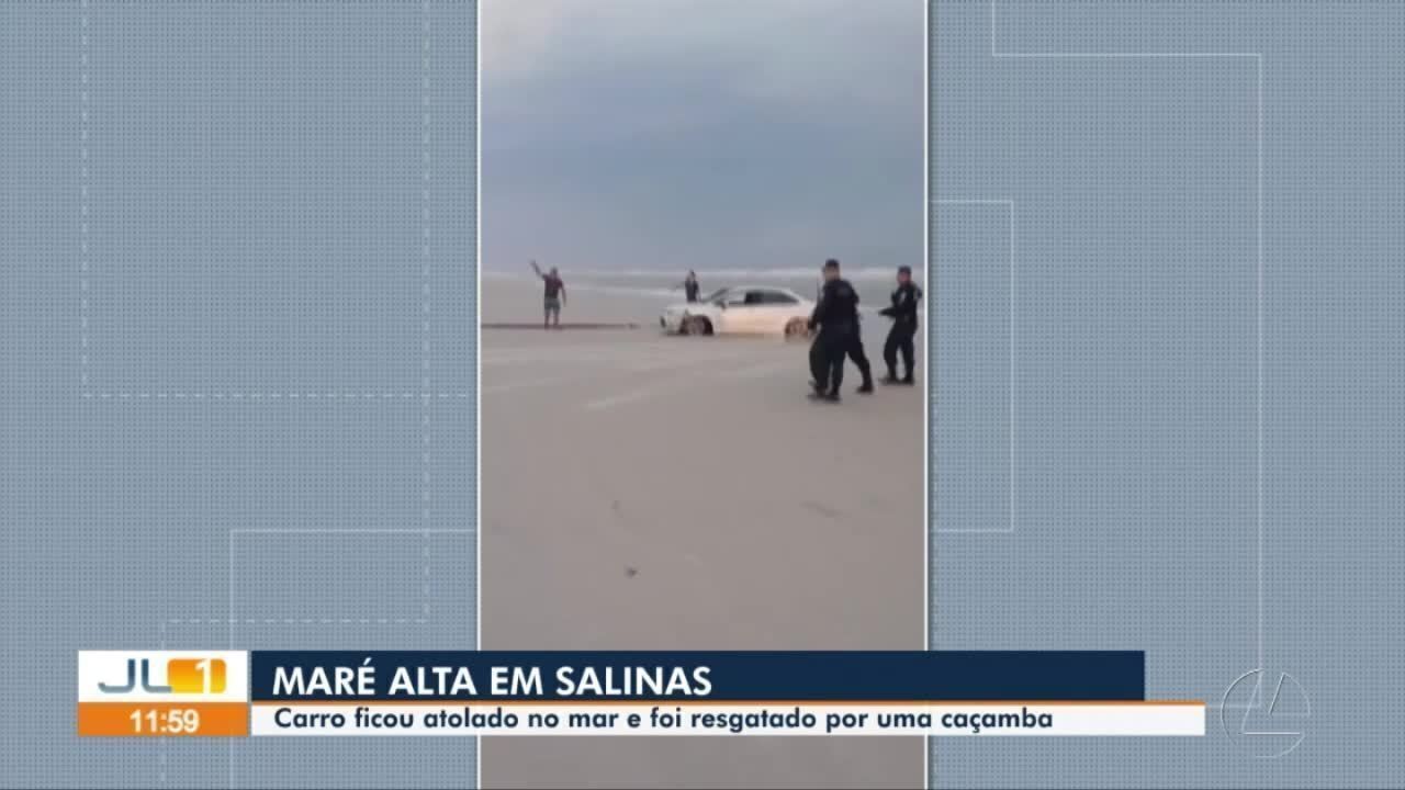 Carro atola em praia de Salinópolis e ondas levam o veículo para dentro do mar; VÍDEO