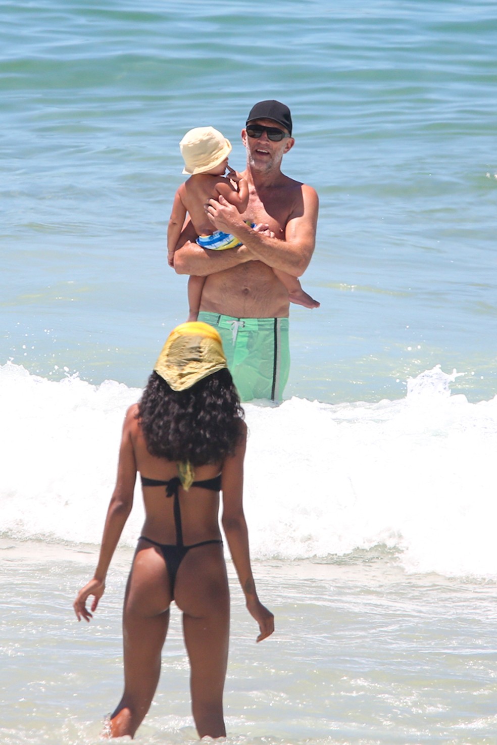 Vincent Cassel, Narah Baptista e Caetano na praia de Ipanema nesta terça-feira (23) — Foto: Dilson Silva/AgNews