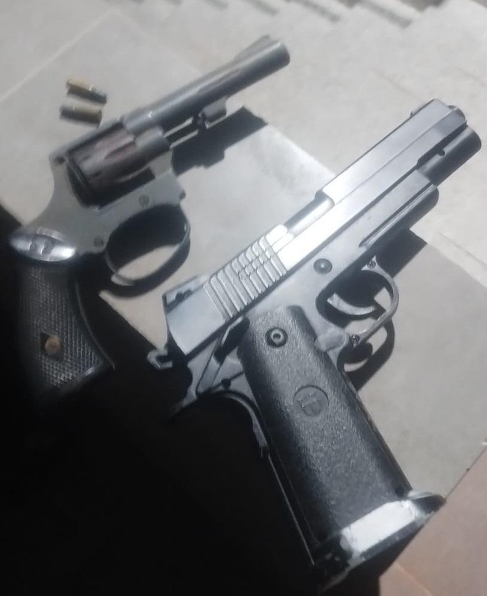 No endereço indicado pelo suspeito, ainda foram encontradas duas armas de fogo falsas — Foto: Polícia Civil