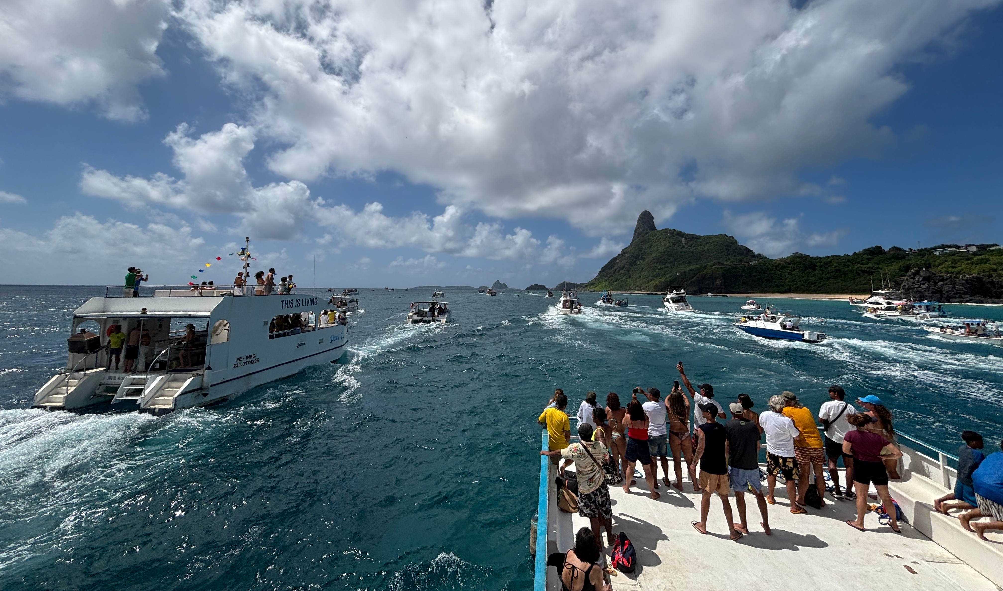 São Pedro é celebrado com missa, barqueata e peixada em Fernando de Noronha