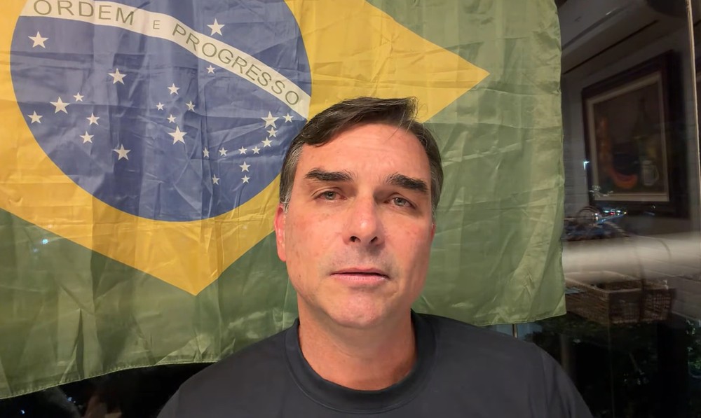 Alexandre de Moraes proíbe Flávio Bolsonaro de visitar o ex-presidente Jair Bolsonaro