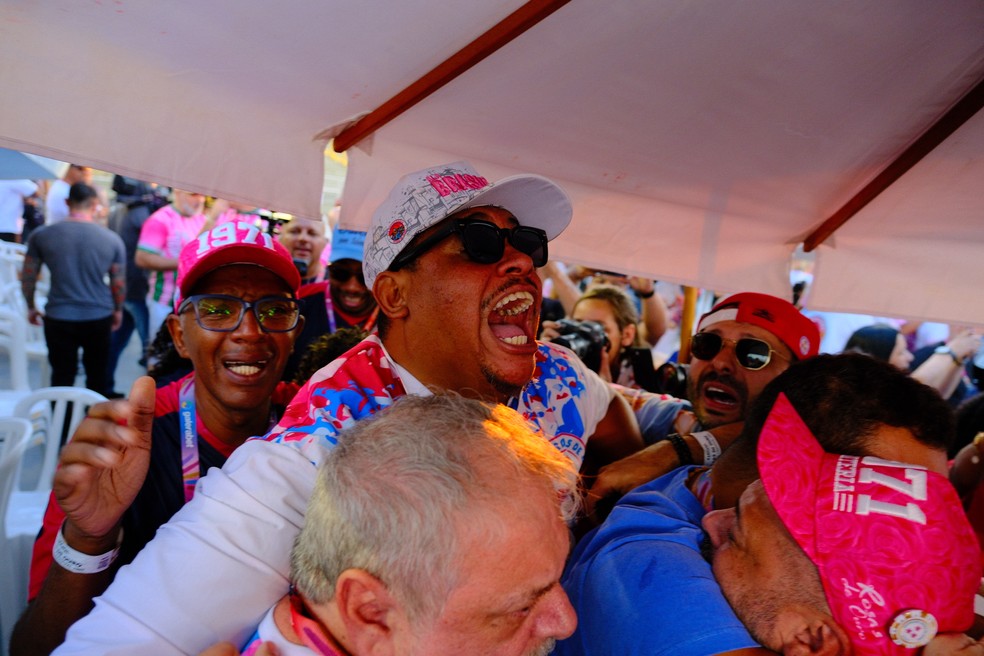 Comemoração entre integrantes da campeã Rosas de Ouro — Foto: Luiz Franco/g1