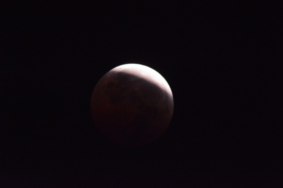 Eclipse Lunar aconteceu na madrugada desta sexta-fera (14) — Foto: André e Julia Andrade/Arquivo pessoal