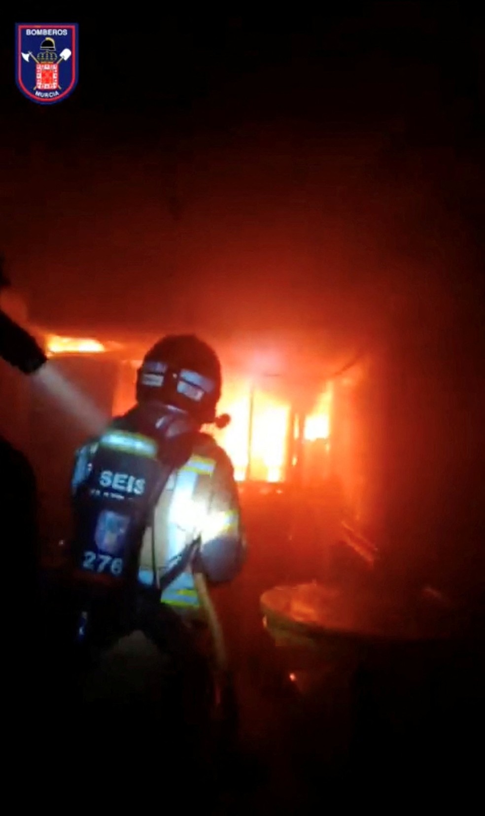 Bombeiros da cidade de Múrcia trabalham para conter incêndio em boate no dia 1 de outubro de 2023 — Foto: Bombeiros de Múrcia/Divulgação via REUTERS