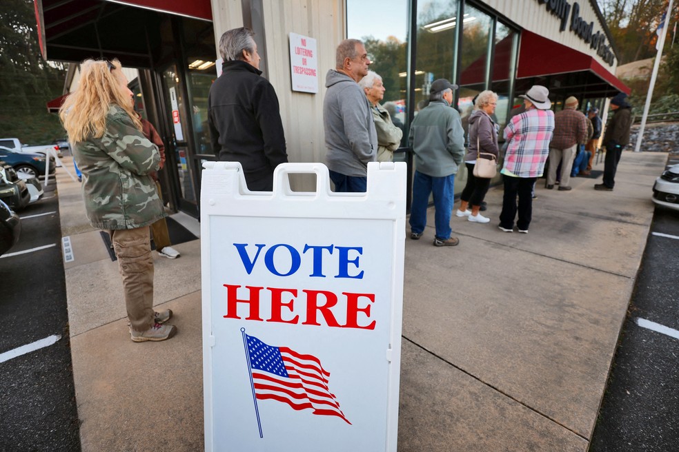 Eleitores aguardam para votar em eleição em 17 de outubro de 2024 — Foto: Reuters/Jonathan Drake