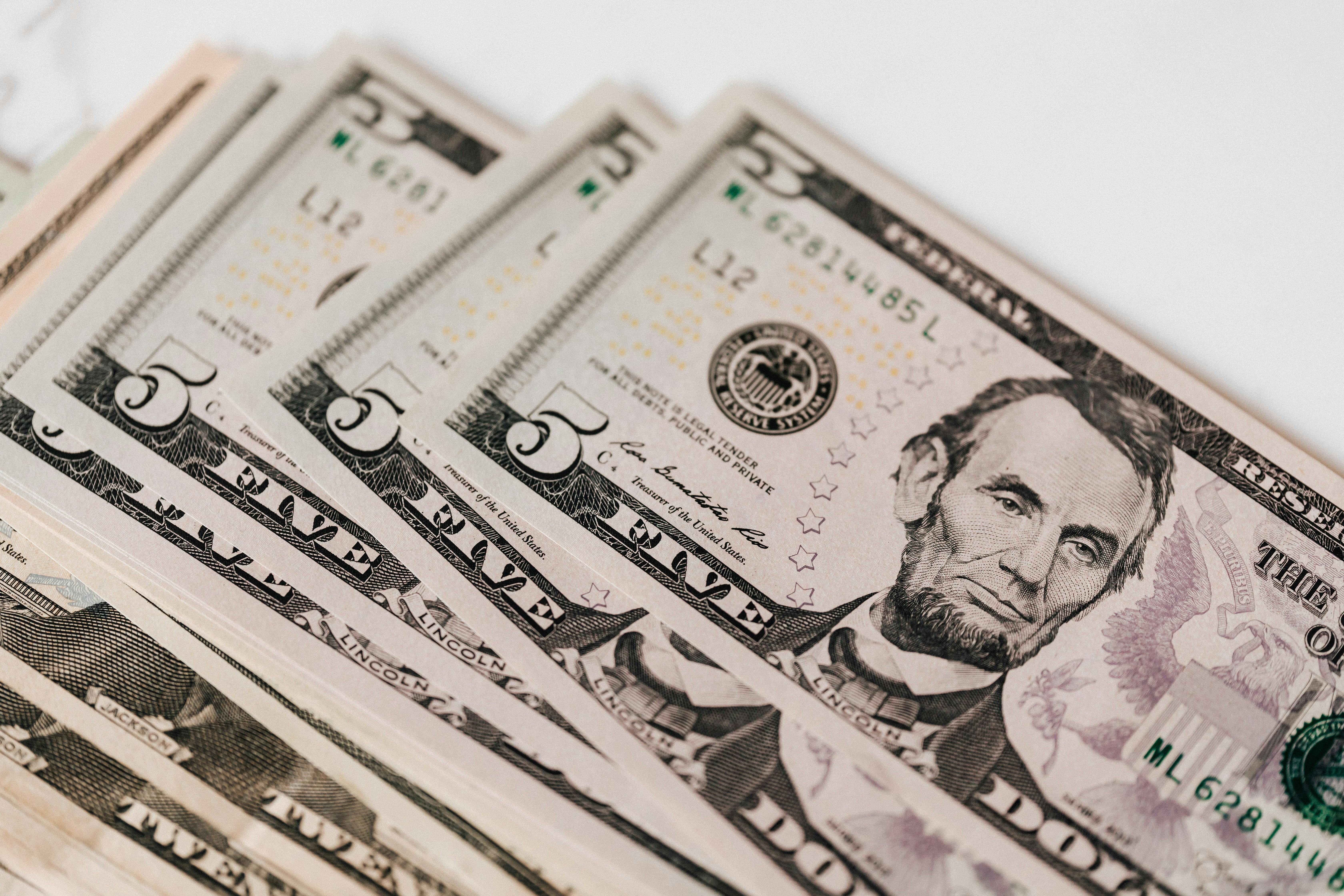 Dólar abre sessão desta sexta-feira, com inflação no Brasil e nos EUA no foco