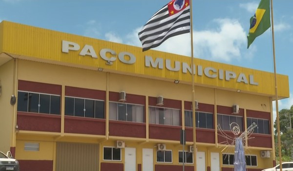 Servidora municipal de Regente Feijó foi investigada por bater ponto na prefeitura e ir trabalhar em uma escola privada de Prudente — Foto: TV TEM/Reprodução