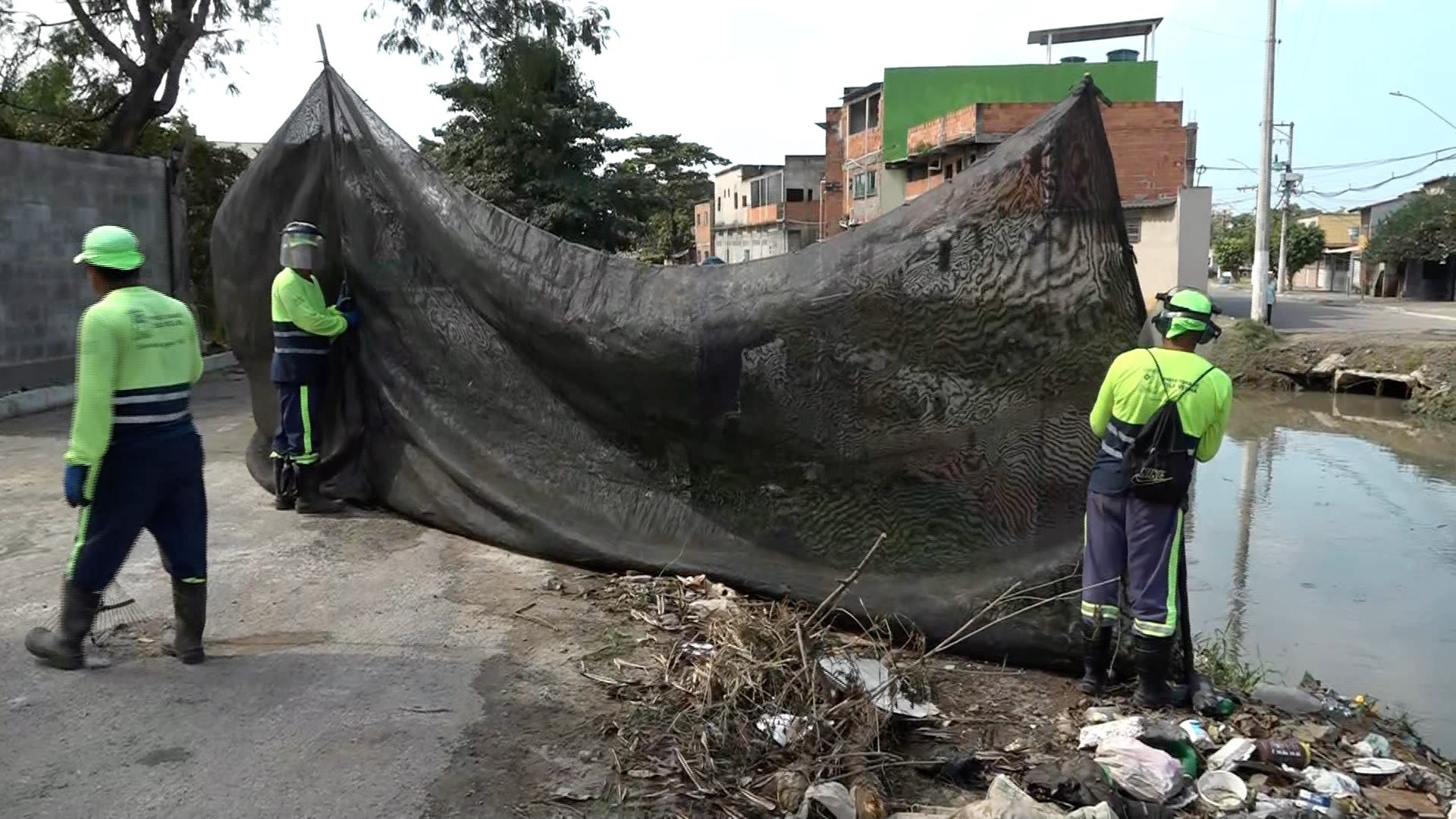 Duas pernas são encontradas dentro de sacola em valão de Vila Velha durante limpeza