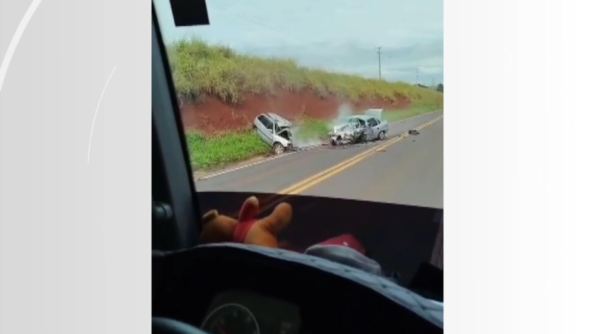Dois homens morrem após carros baterem de frente em rodovia do Paraná