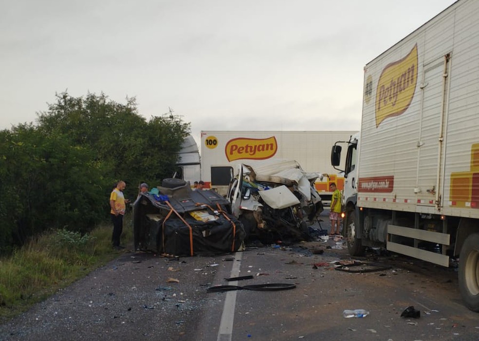 Batida entre dois caminhões e uma van deixa morto e feridos na BR-116 — Foto: Reprodução/Redes Sociais