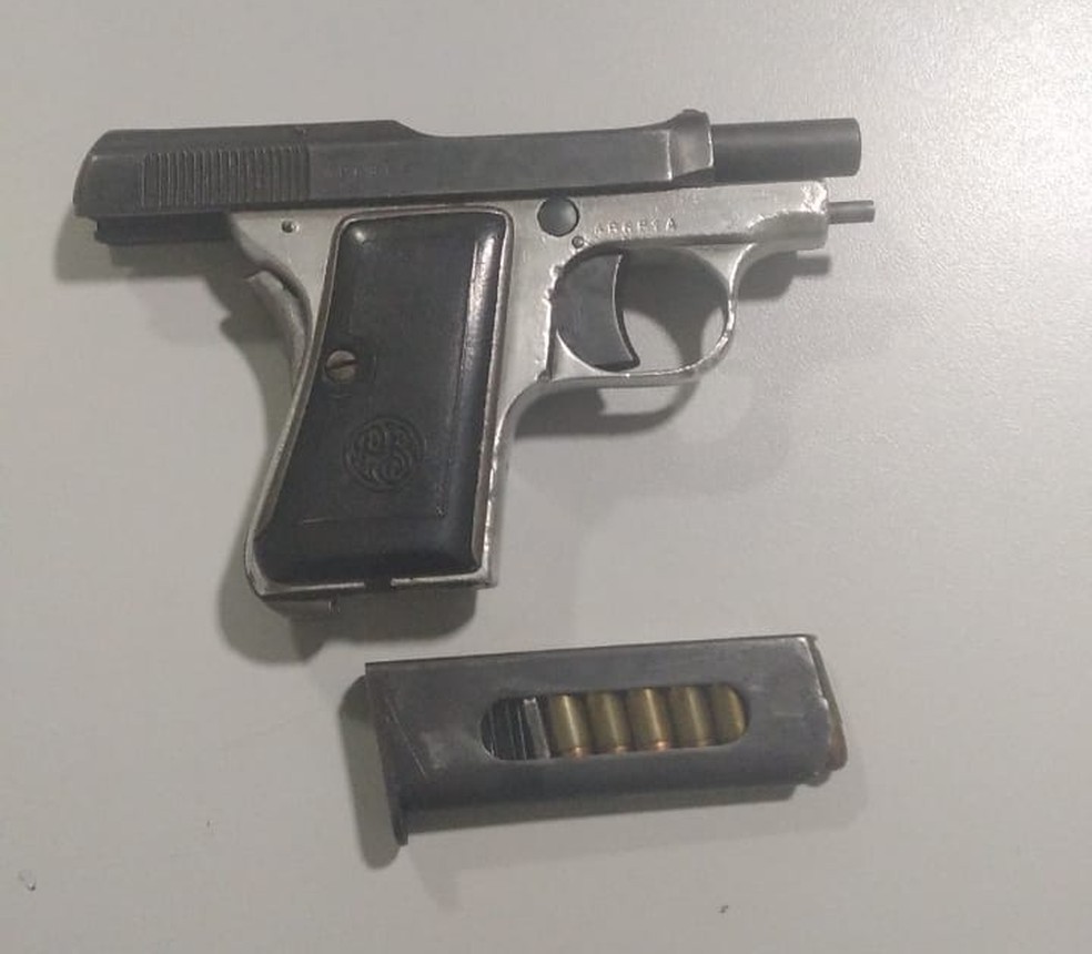 Homem foi preso por porte ilegal de arma de fogo, na Rodovia Arlindo Béttio (SP-613), em Rosana (SP) — Foto: Polícia Rodoviária