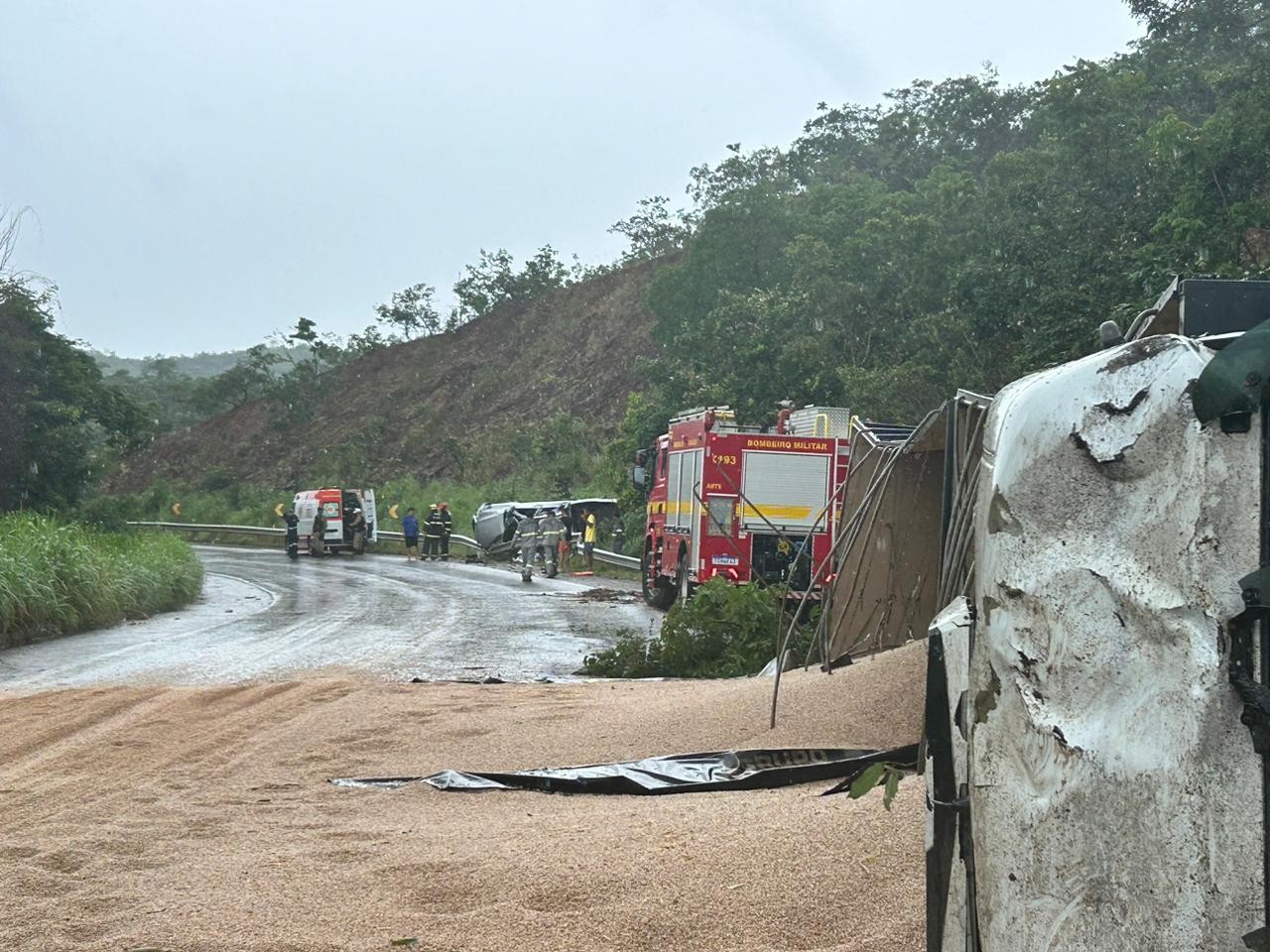 Tio morre e sobrinho fica ferido após carreta invadir contramão e atingir caminhonete na BR-251