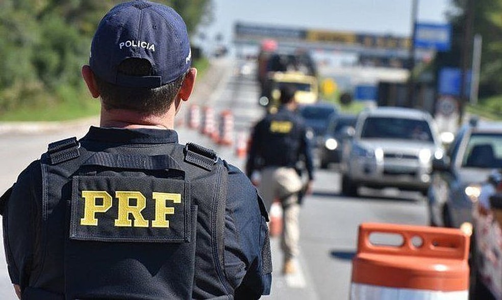 Agente da PRF fiscaliza rodovia no Maranhão — Foto: Divulgação/ PRF