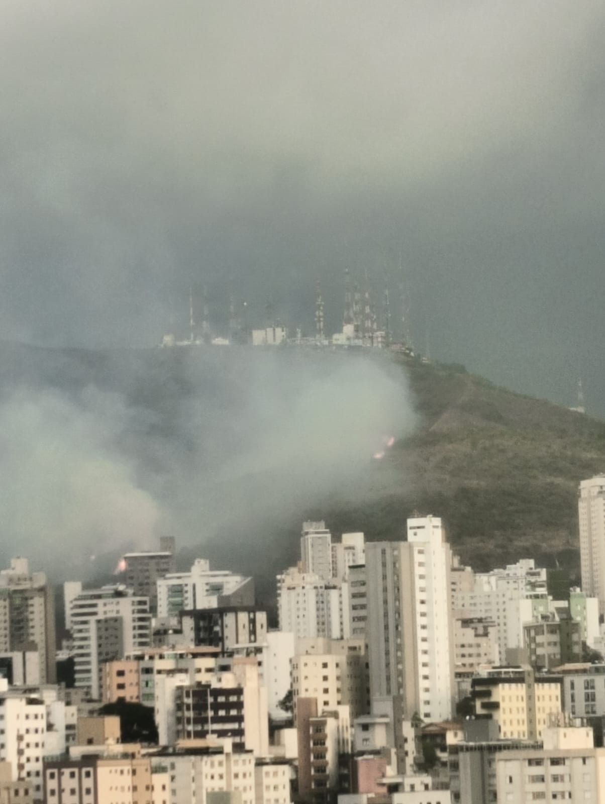 Fogo consome área da Serra do Curral; local é cartão-postal de BH