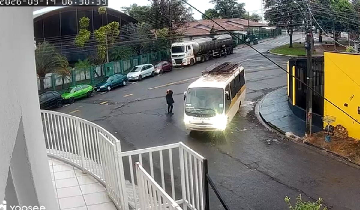 Mulher morre atropelada por ônibus em marcha à ré em Artur Nogueira; motorista estava com CNH vencida