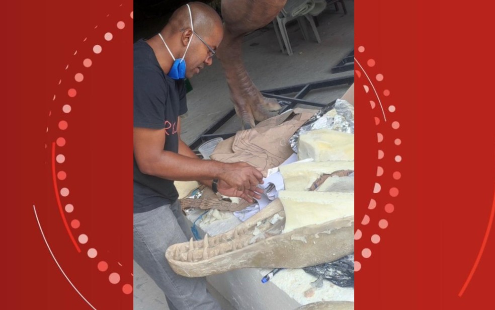 Anilson Gomes produz miniaturas e esculturas de dinossauros — Foto: Arquivo Pessoal
