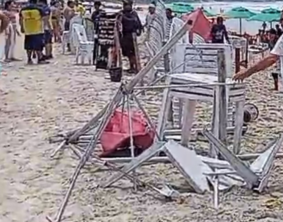 Mesas e cadeiras ficaram quebradas durante fenômeno em Genipabu — Foto: Redes sociais