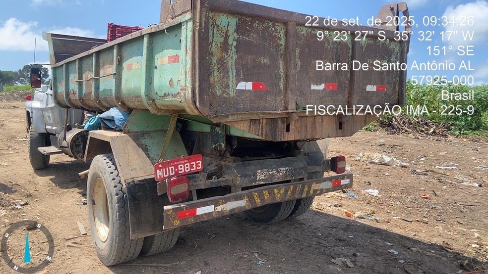 Fiscalização do IMA apreendeu caminhões e determinou que o município adote medidas imediatas — Foto: IMA-AL