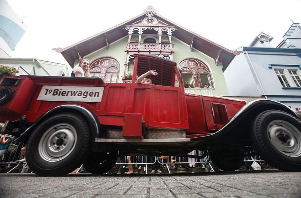 Um carro de cerveja na Oktoberfest de Blumenau; a cidade foi fundada por Hermann Bruno Otto Blumenau e outros 17 imigrantes alemães. — Foto: Getty Images via BBC