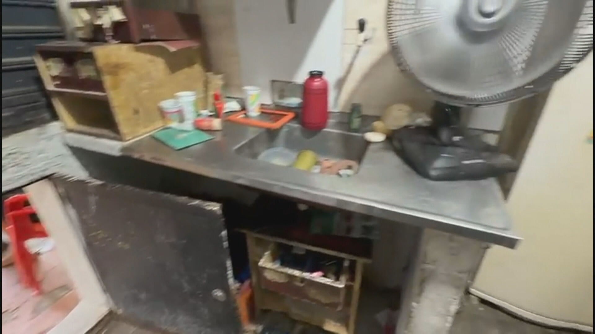 Prefeitura do Rio resgata idoso que morava em condições insalubres em Realengo