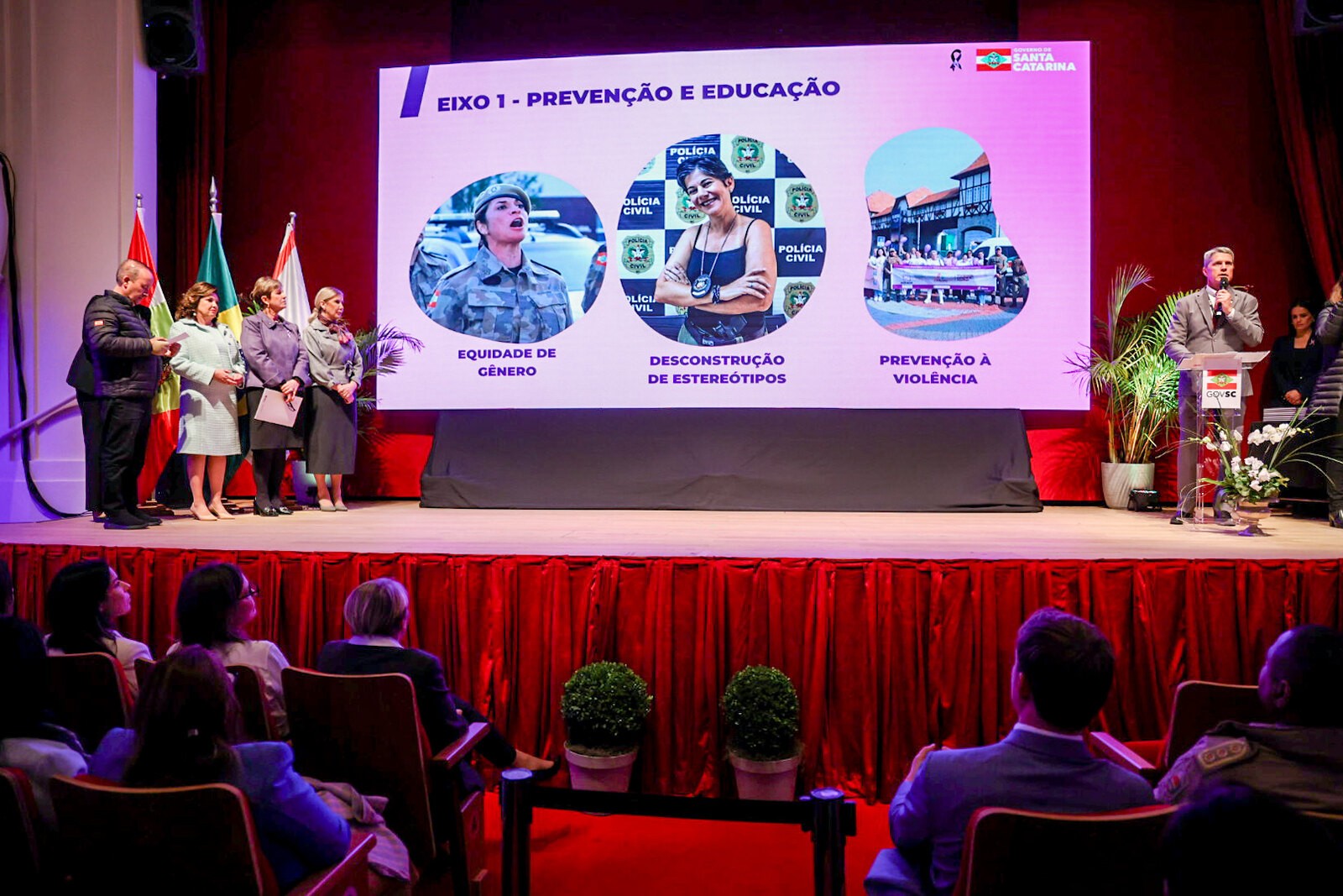 Mais delegacias, monitoramento e prevenção em escolas: veja plano de SC de combate à violência contra mulher