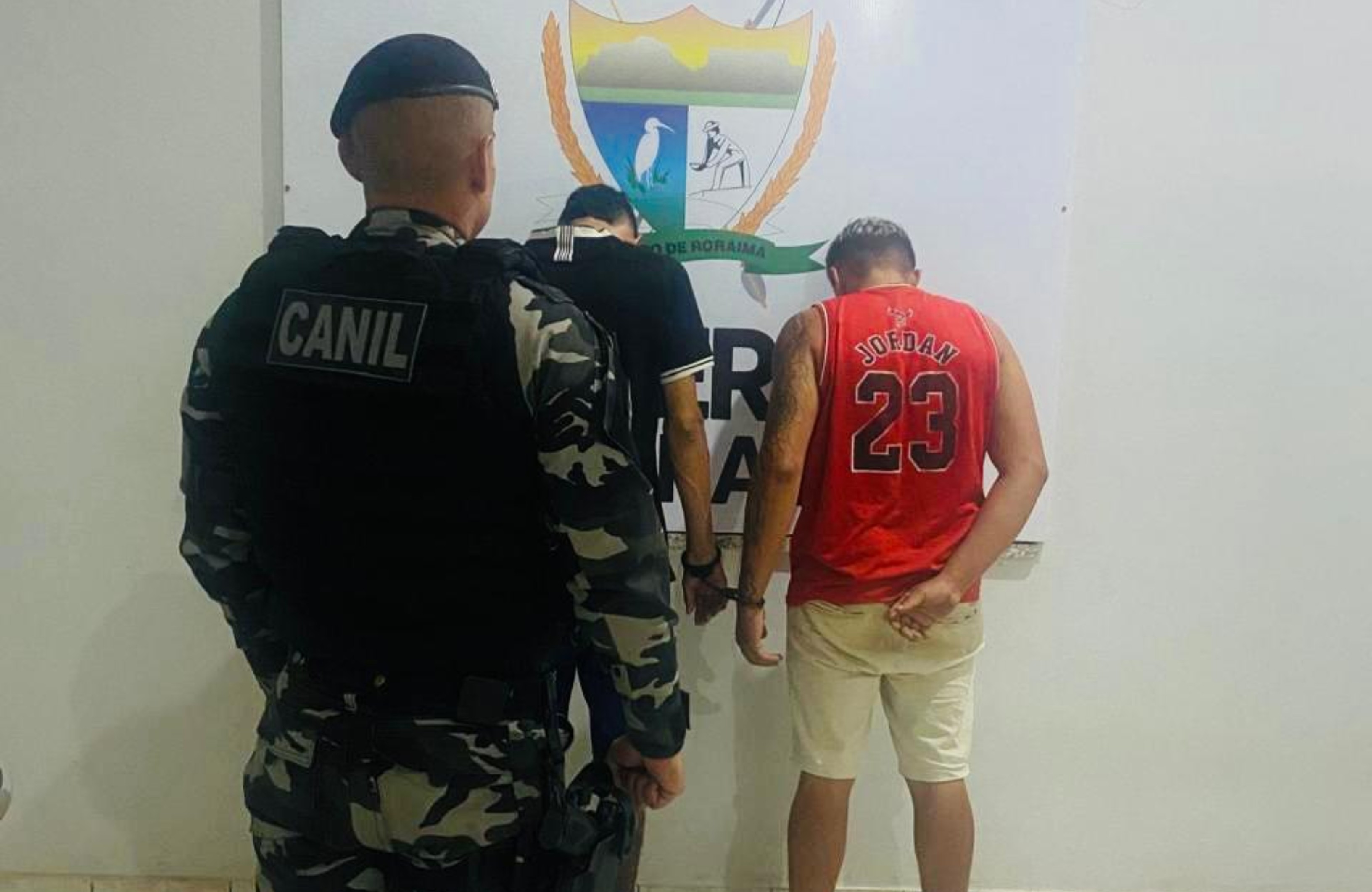 Dupla é presa com seis pacotes de pasta base e suspeito diz que vendia drogas por estar 'desempregado' em Boa Vista