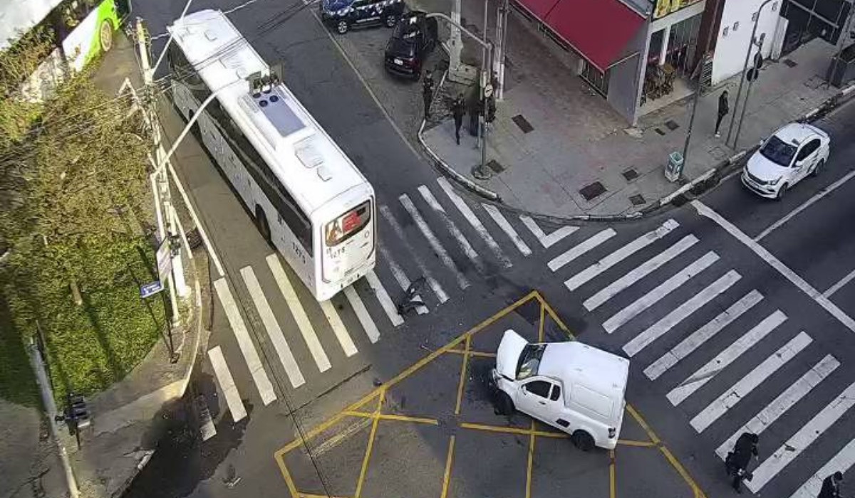 Carro bate contra ônibus do transporte público de Campinas na Avenida Francisco Glicério