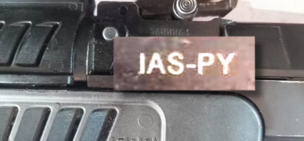 Metralhadora capaz de derrubar avião e fuzis apreendidos no Paraguai tinham inscrição do maior contrabandista de armas da América do Sul — Foto: Reprodução