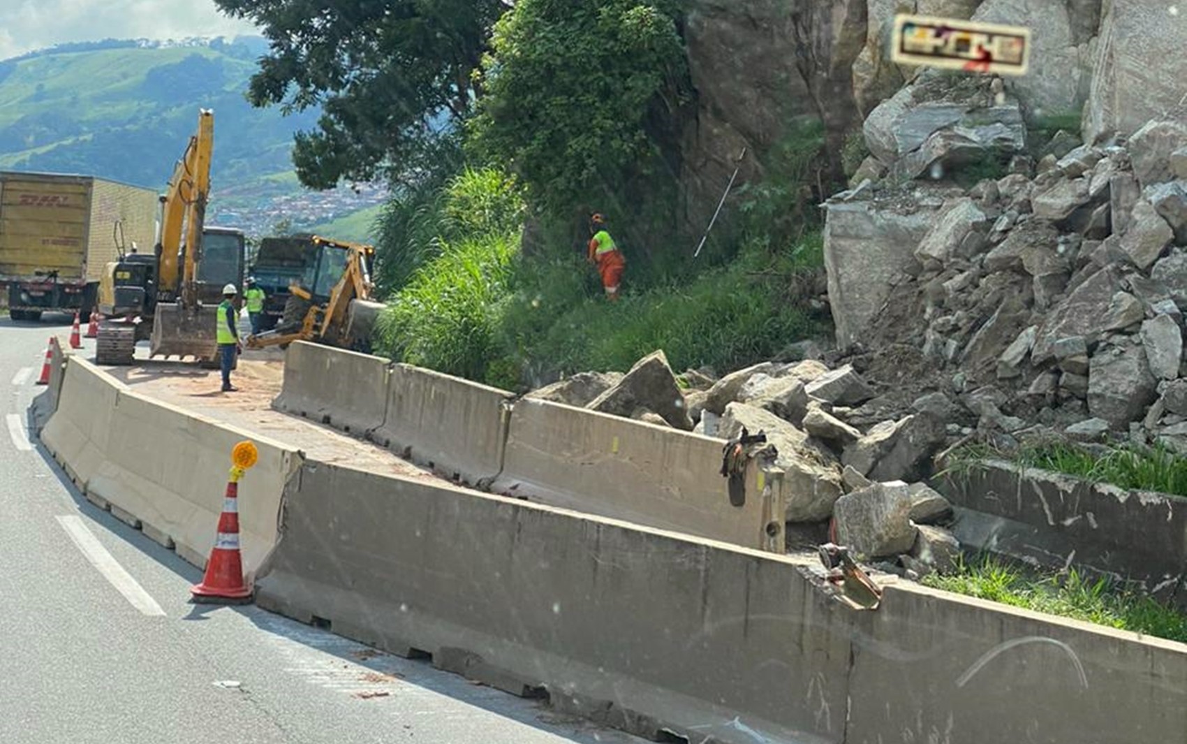 Pista da Fernão Dias é interditada após deslizamento de rochas próximo a Camanducaia, MG