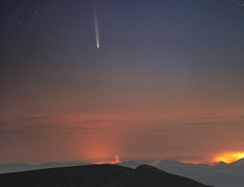 Cometas Brilhantes Iluminam o Céu