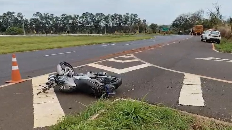 Motociclista morreu depois de bater em caminhão, no trevo de acesso ao município de Pereira Barreto (SP), na Rodovia Feliciano Sales da Cunha, no domingo (13) — Foto: Wilson Rei da Notícia/Cortesia