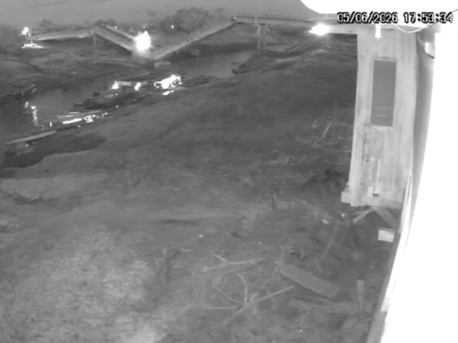 VÍDEO mostra momento em que ponte desaba no interior do Acre; uma pessoa atravessava passagem