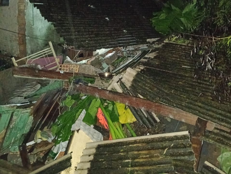 Chuva provoca desabamento de casa em Porto Alegre e atinge morador: 'Sorte que me levantei da cama', desabafa