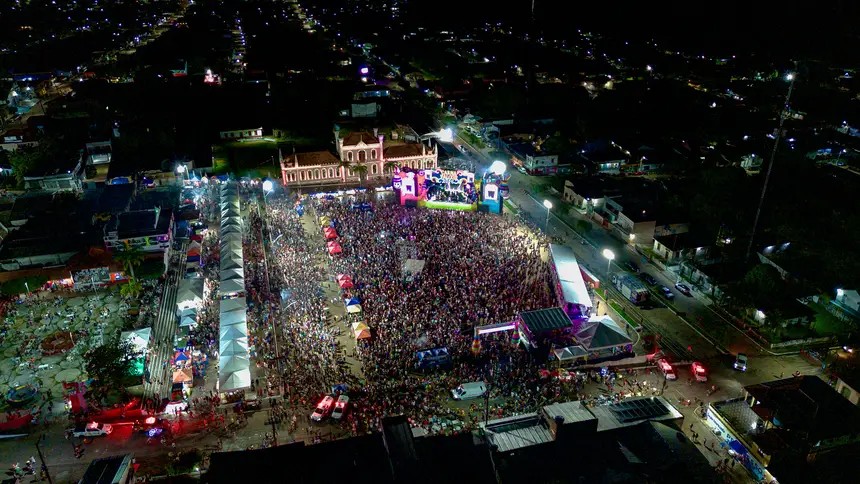 Carnapauxis atrai milhares de foliões e mostra força da cultura amazônica
