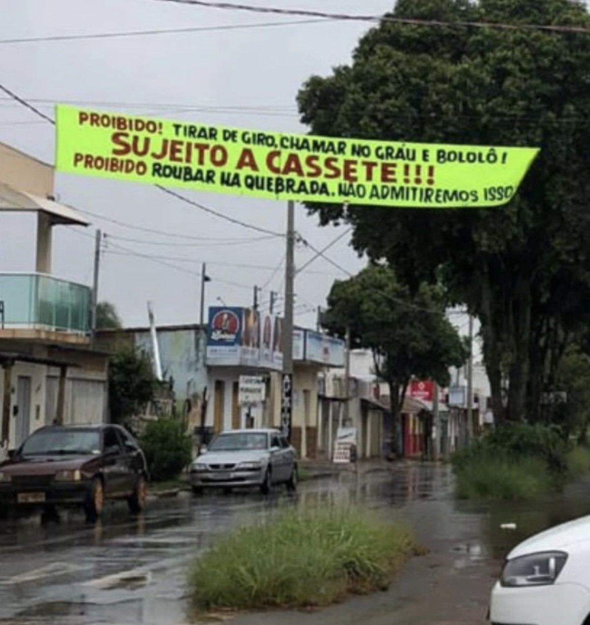 Faixa proibindo 'roubar na quebrada' e ameaçando dar 'cacete' é ...