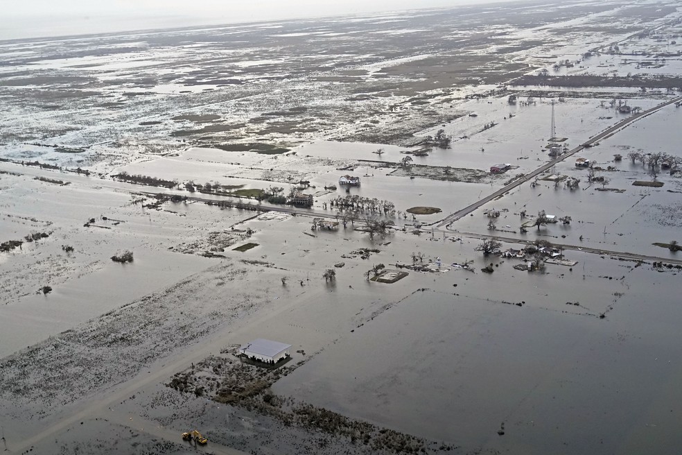 Inundações causadas pelo furacão Laura atingem área ao redor de rodovia no estado de Louisiana, nos EUA; foto de 28 de agosto — Foto: Gerald Herbert/AP Photo