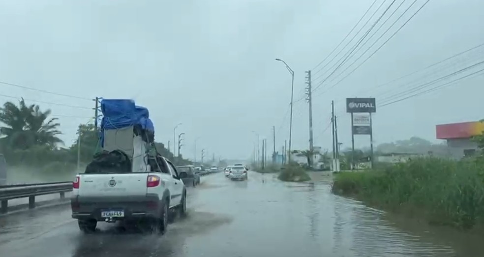 Chuvas deixam ruas alagadas em João Pessoa — Foto: TV Cabo Branco/Reprodução