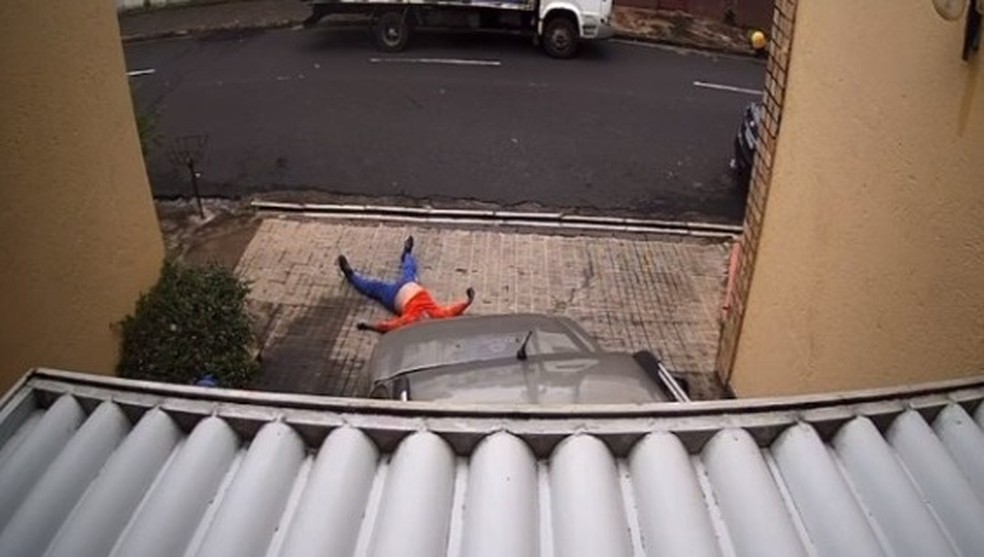 Homem fica ferido após ser atropelado na saída de garagem  — Foto: Reprodução