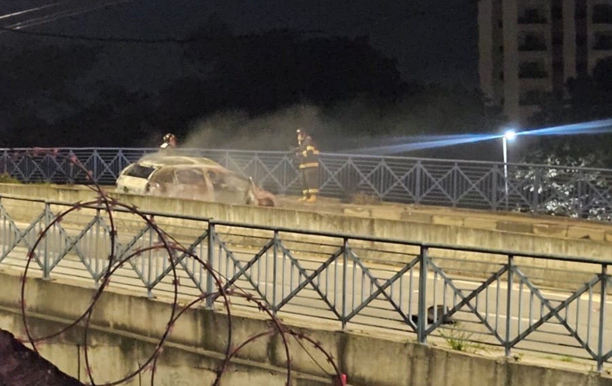 Carro bate em viaduto, pega fogo e interdita ligação entre avenidas na zona norte de Sorocaba