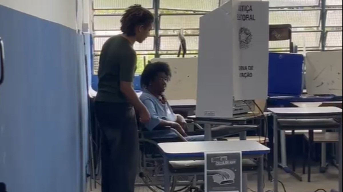 Aos 100 anos, idosa vota no Rio com a ajuda de familiares