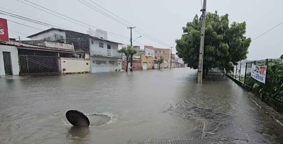 Lagoa de São Conrado transborda e água invade casas na Zona Oeste de Natal — Foto: Inter TV Cabugi