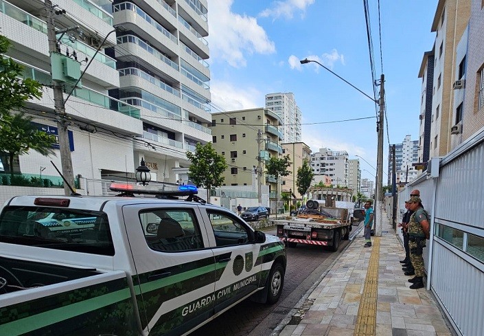 Motorista de caminhão é multado em R$ 8 mil após descartar entulho de forma irregular no litoral de SP 