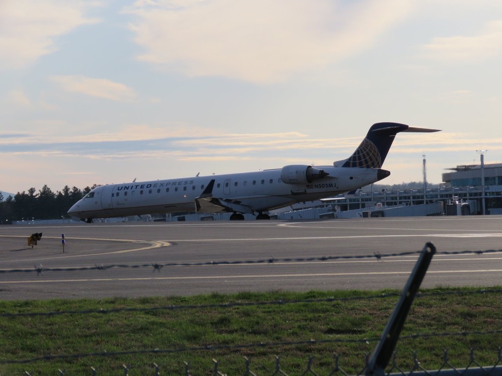 Avião comercial Bombardier CRJ700. — Foto: KMHT Spotter, CC BY-SA 4.0, via Wikimedia Commons