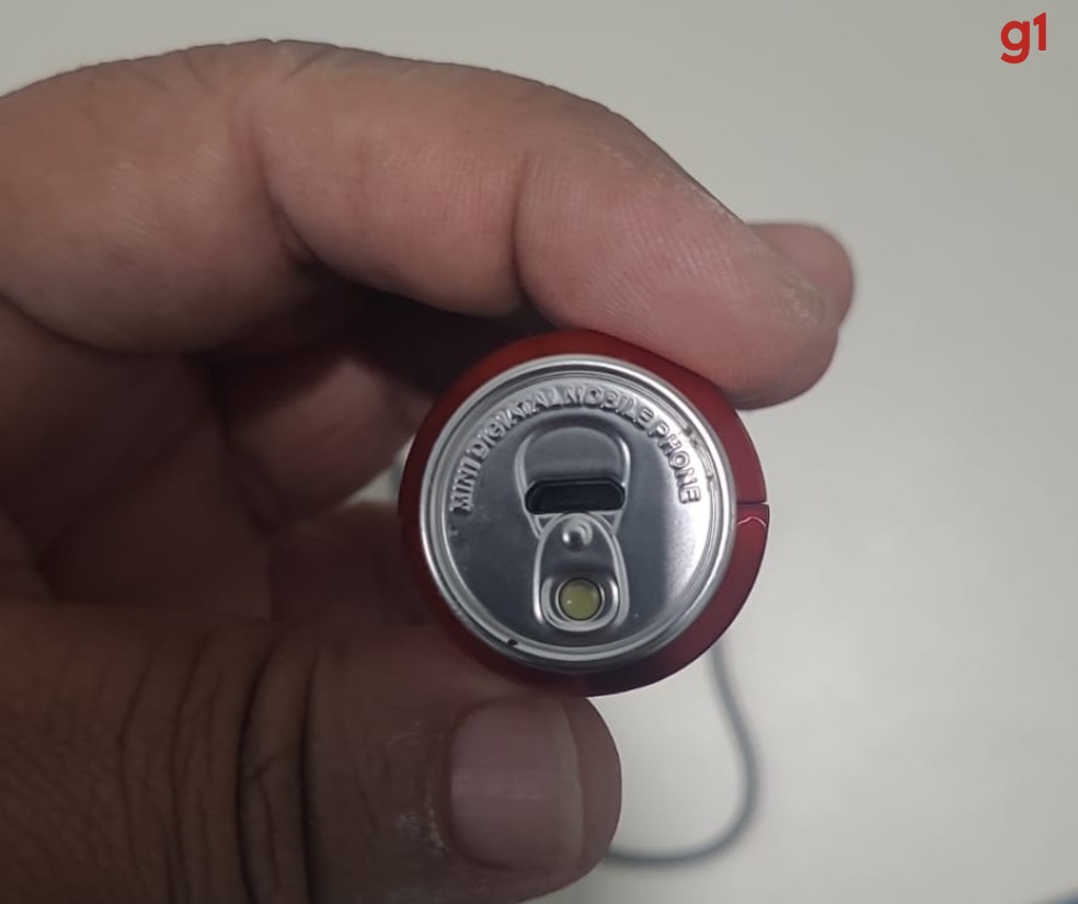 Entrada para carregador no aparelho — Foto: Reprodução Sejus