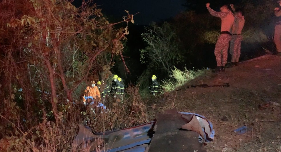Bombeiros trabalham para retirar corpos dos escombros — Foto: Edipo Natan