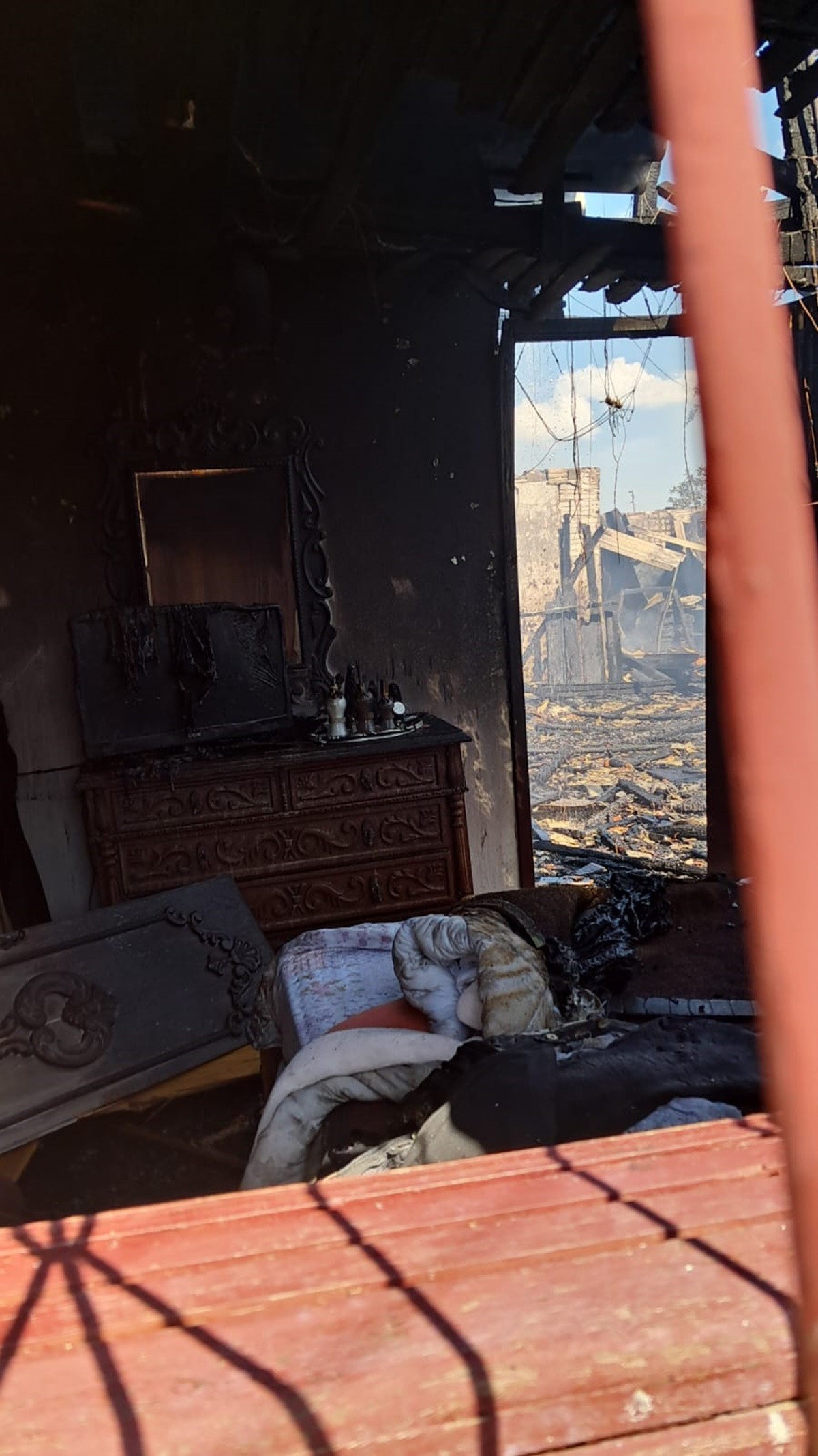 Idosa de 98 anos morre após incêndio atingir casa de madeira em SC; VÍDEO 