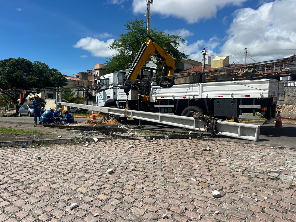 Substituição de poste na Avenida das Alagoas, em Natal — Foto: Philipe Salvador/Inter TV Cabugi